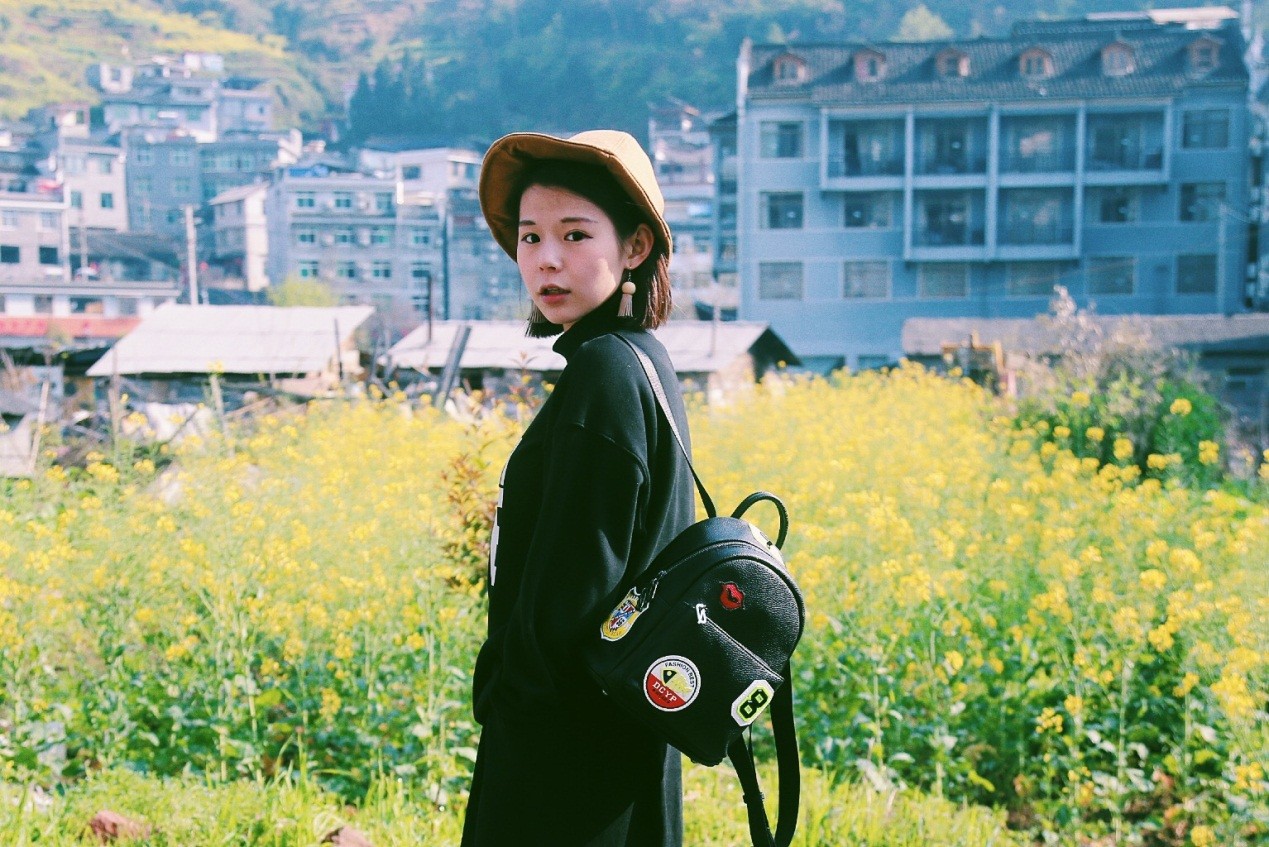 依思Q发布美学海报:年轻就要勇敢走出去看看!