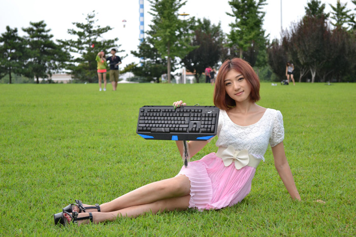 Photoshop给草坪上的人物加上暗调黄褐色霞光 全福编程网