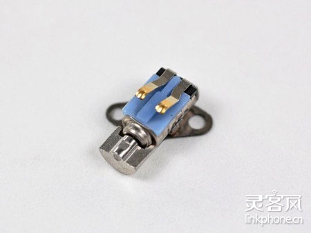 手机在振动时需要驱动这样的一颗马达，耗电非常大